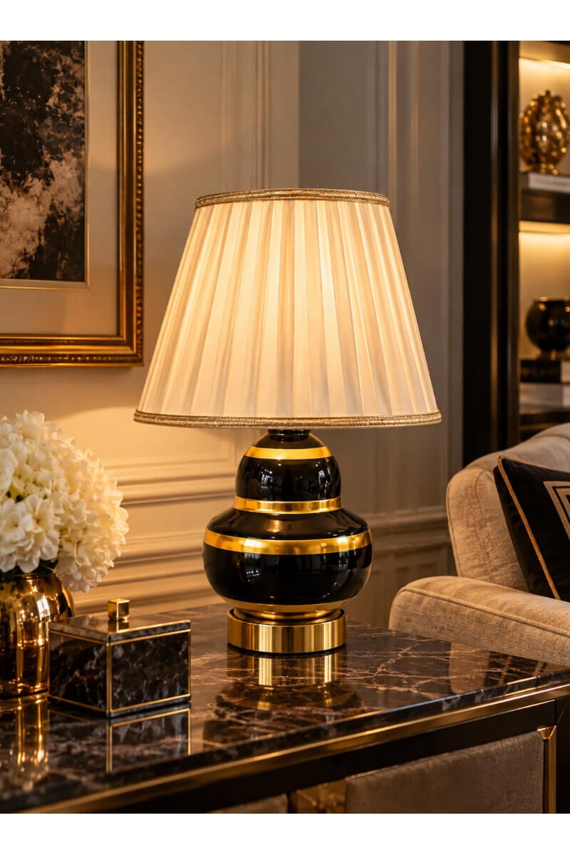 Siyah Gold Detaylı Krem Pileli Şapkalı Dekoratif Abajur